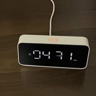 灯板老化：屏幕整体发黄