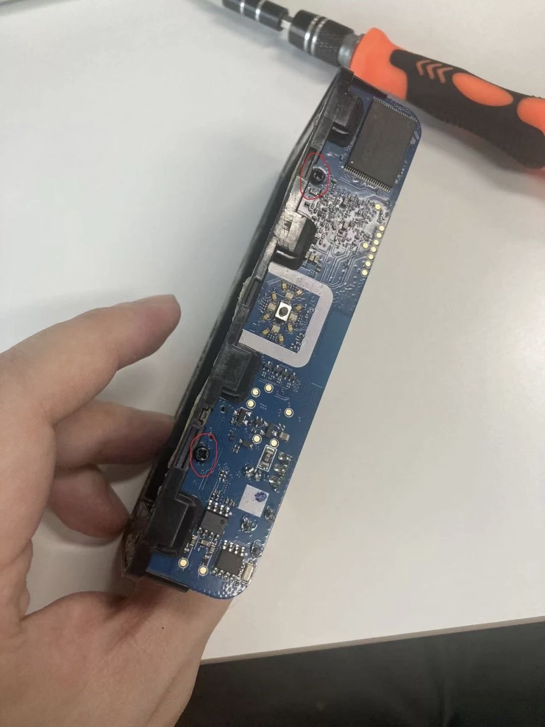 红圈标注的螺丝位置